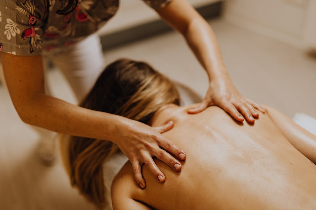 Photo par Photo By: Kaboompics.com A soothing indoor massage therapy session focused on relaxation and wellness.